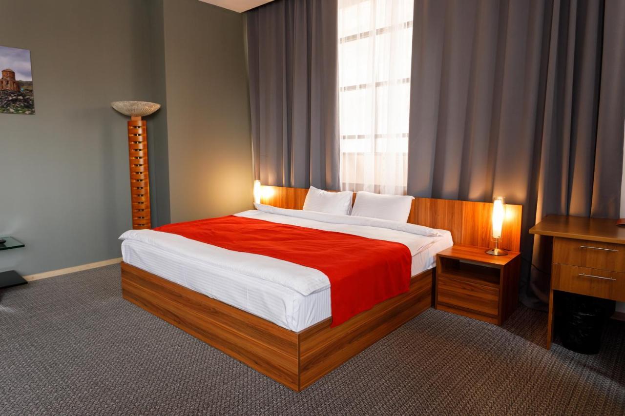 Moscow House Hotel เยเรวาน ภายนอก รูปภาพ
